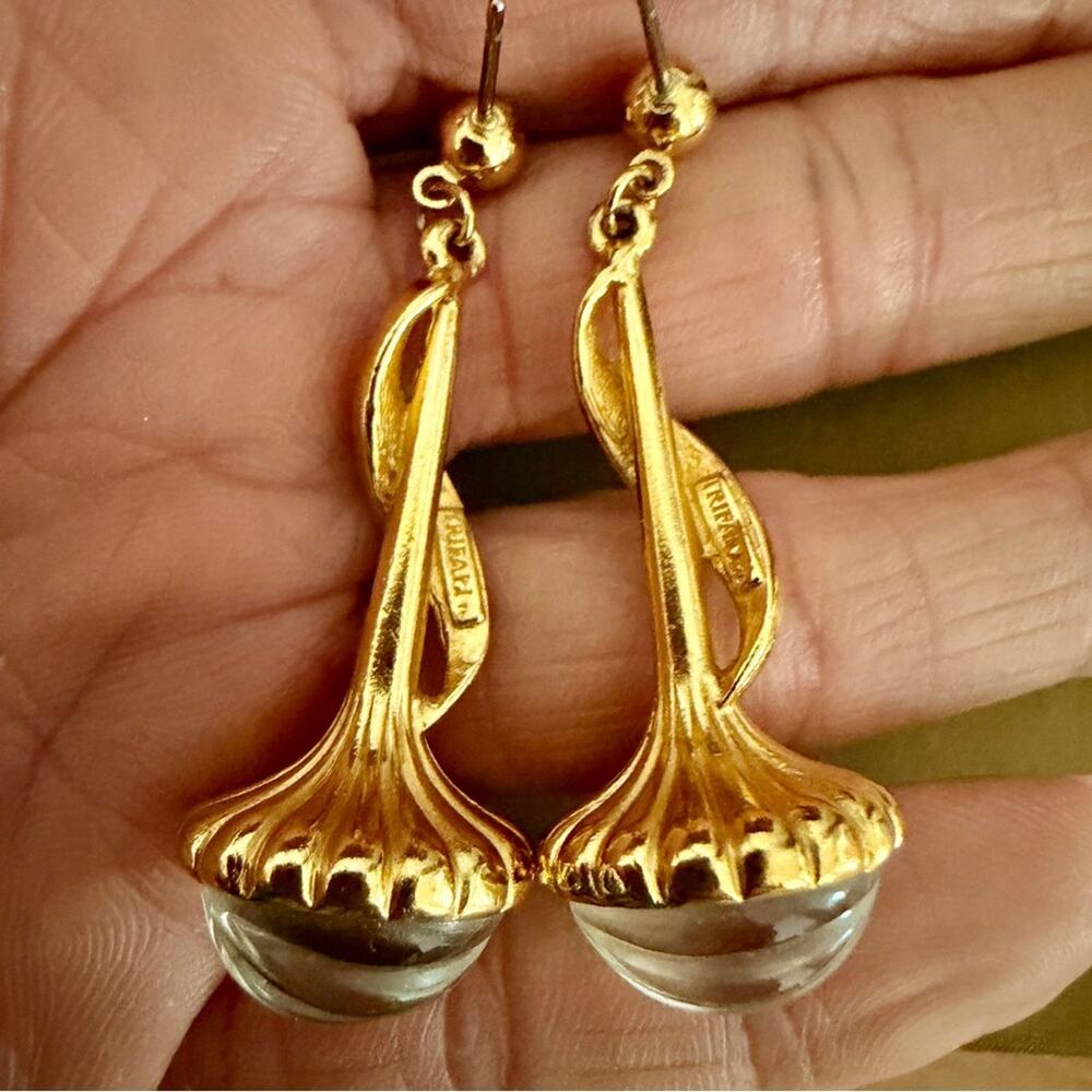Trifari signed vintage Gold-Tone Twisted Drop Earrings with Clear Glass Drops - Picture 4 of 10